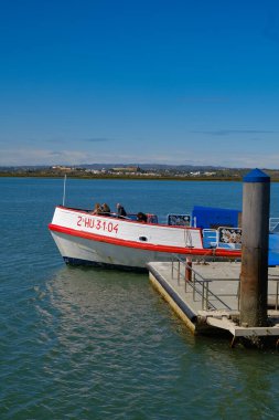 Portekiz feribotu Ayamonte, Endülüs, İspanya 'da turistlerle sınırdan ayrılmayı bekliyor.