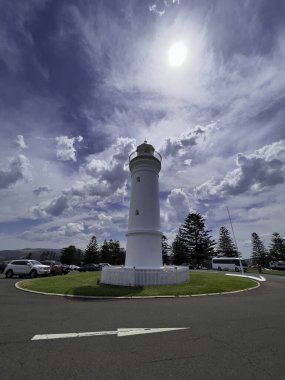 Robertson Havzası 'nın yanındaki mavi gökyüzünün altındaki Kiama Deniz Feneri.