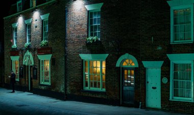 Canterbury, Kent, İngiltere sokaklarında bir akşam yürüyüşü.