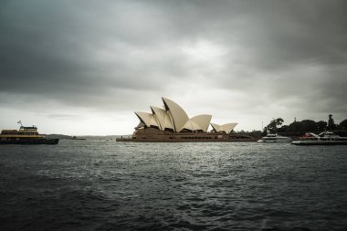 Avustralya 'da bulutlu bir günde Sydney Opera Binası' nın uzak bir manzarası