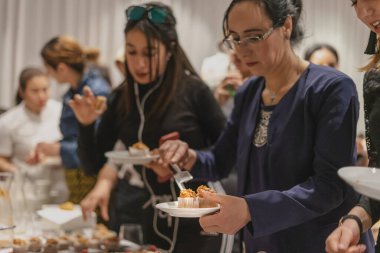 Kadınlar Günü 'nü evde kutlayan bir grup kadın.