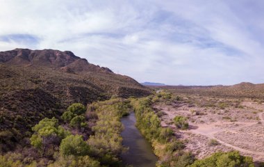 Sedona Verde Vadisi 'ndeki Verde Nehri ve Tributaries' in güzel bir görüntüsü.