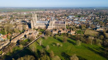 Yunanistan 'ın Evia adasında, güneş doğarken Karystos Limanı' nın insansız hava aracı görüntüsü.