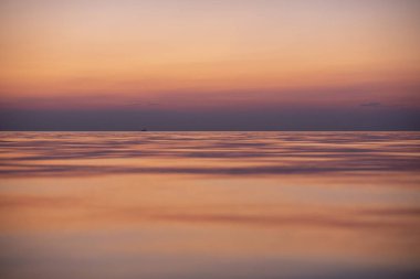 Manzaralı günbatımında büyüleyici bir deniz manzarası.