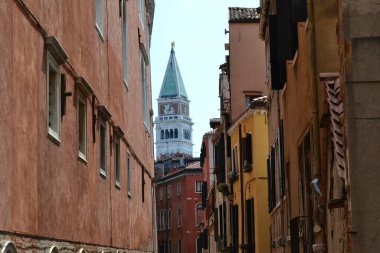 Venedik 'teki geleneksel renkli binalarla çevrili akan kanalın güzel bir manzarası.