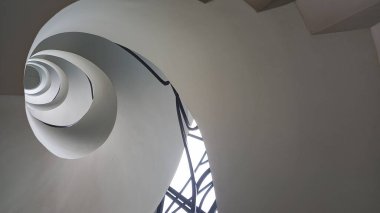 Modern spiral bina tasarımının düşük açılı görüntüsü