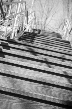 Dikey gri tonda, ahşap merdivenlerin üst görüntüsü