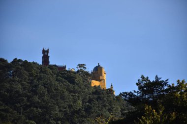 Portekiz, Sintra 'da mavi gökyüzüne karşı Pena Sarayı' nın güzel bir manzarası.
