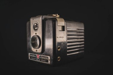 Karanlık bir arka planda eski model bir kamera.
