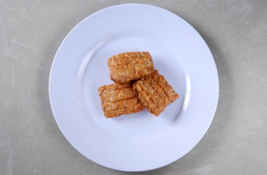 Beyaz bir tabakta geleneksel Endonezya usulü kızarmış tempo garit 'in yakın plan fotoğrafı.