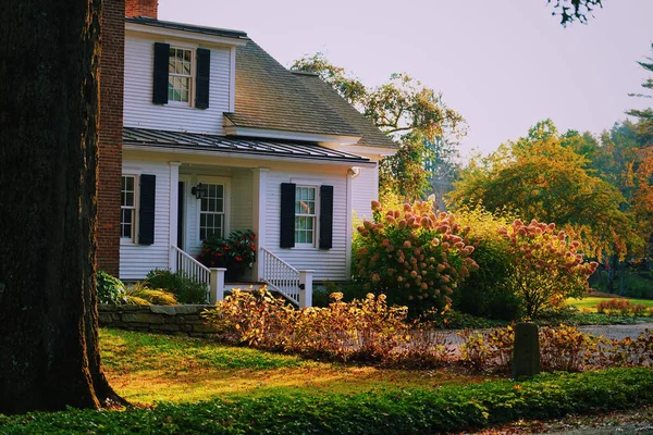 秋に庭付きの美しいカントリーハウス ウッドストック アメリカ — ストック写真