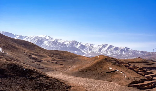 Una Zona Desierta Cordillera Con Picos Nevados Distancia —  Fotos de Stock