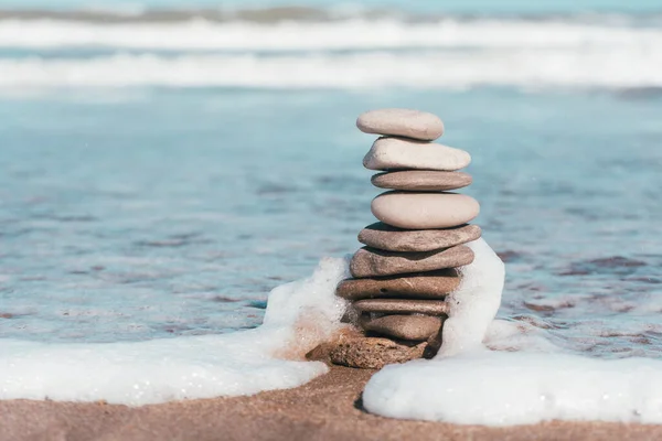 Ein Flacher Fokus Aus Aufeinander Gestapelten Strandsteinen Auf Dem Hintergrund — Stockfoto