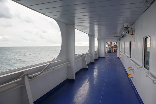 Uitzicht Een Veerboot Corridor Met Oceaan Achtergrond — Stockfoto