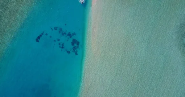 モルディブのエメラルド水の海の空中ビュー — ストック写真