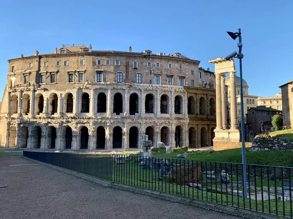 Красивый Снимок Колизея Фоне Голубого Неба Прекрасный Солнечный День Риме — стоковое фото