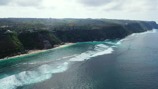 在印度尼西亚巴厘岛 一架无人驾驶飞机拍摄了一个有巨大悬崖的海滩 — 图库照片