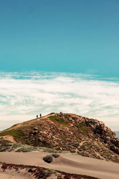 智利马坦萨斯背景中的山地和多云天空景观的垂直视图 — 图库照片