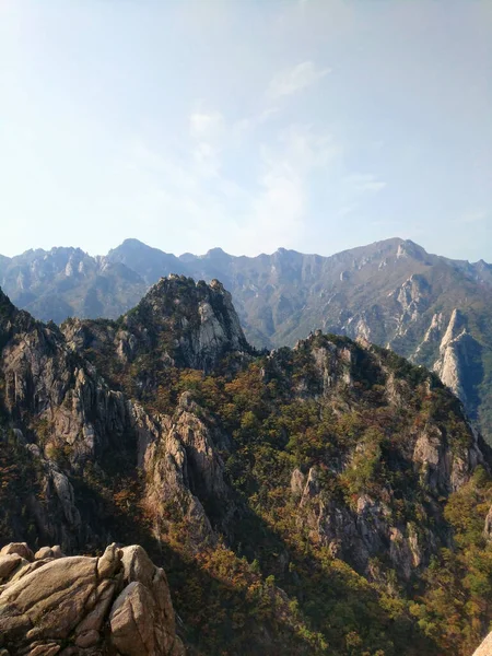 Uma Vista Vertical Penhasco Íngreme Para Uma Cadeia Montanhosa Florestas — Fotografia de Stock