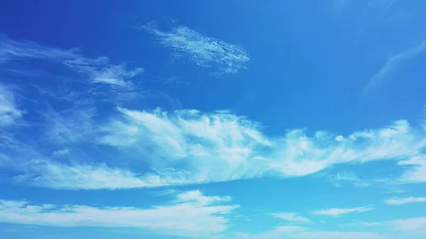 Een Blauwe Lucht Met Kleine Witte Wolken — Stockfoto