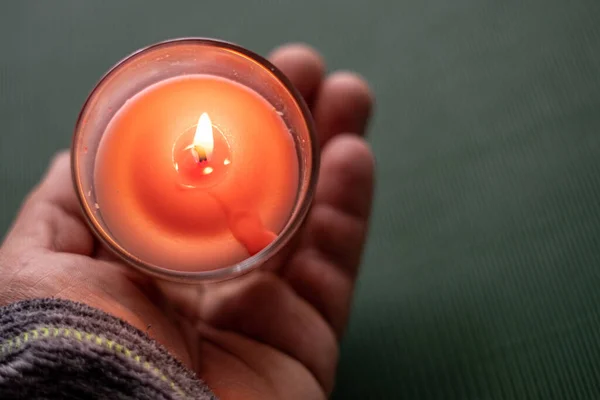 Eine Brennende Kerze Transparentem Glas Auf Der Handfläche Des Menschen — Stockfoto