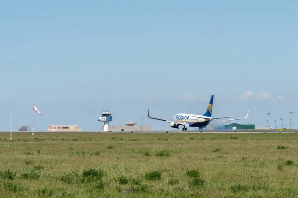 Avião Boeing 737 8As Companhia Ryanair Aterrissando Pista Aeroporto Lisboa — Fotografia de Stock