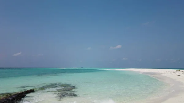 Una Vista Panorámica Una Hermosa Playa Arena Con Agua Turquesa —  Fotos de Stock