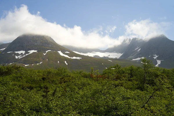 Uma Vista Panorâmica Das Montanhas Nebulosas Verdes Com Manchas Neve — Fotografia de Stock