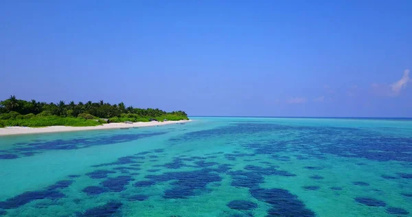 Luftaufnahme Einer Grünen Insel Vor Türkisfarbenem Meer — Stockfoto