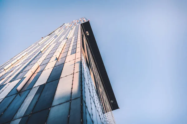 青い空に対して超高層ビルBeethamタワーマンチェスターのローアングルショット — ストック写真