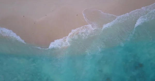 砂のビーチに衝突する海の波の空中ビュー — ストック写真