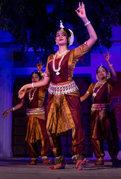 プシュカル キャメル フェアでインドの古典舞踊を披露するインドの女性アーティストの垂直ショット — ストック写真