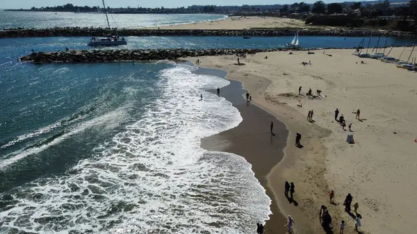 人々と海と砂浜の高角度ビュー — ストック写真
