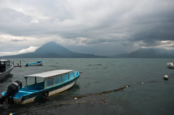 Krásná Scéna Starých Rybářských Lodí Plovoucích Jezeře Atitlan Guatemale Deštivého — Stock fotografie