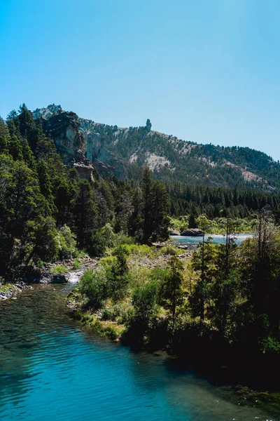 Une Rivière Entourée Arbres Dans Une Région Montagneuse — Photo