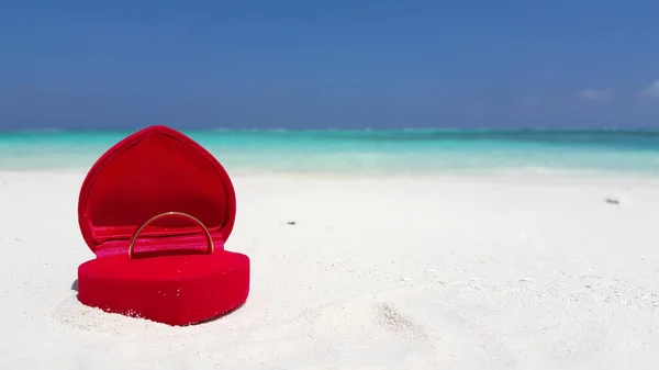 Primo Piano Anello Una Scatola Rossa Una Spiaggia Sabbiosa Contro — Foto Stock