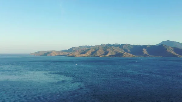 Een Prachtig Uitzicht Een Zee Met Een Eiland Een Zonnige — Stockfoto