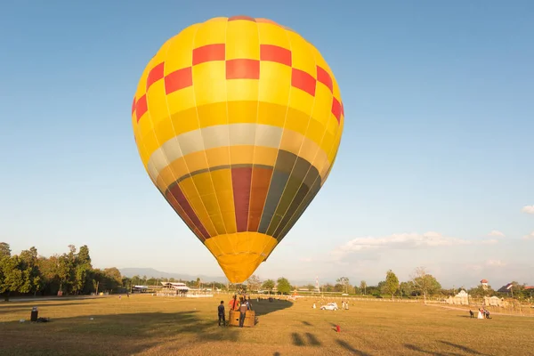 Beautiful Shot Yellow Parachute Balloon Field Blue Sky Sunny Day — Stock Photo, Image