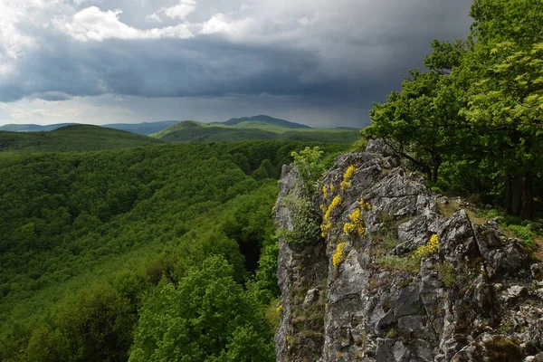 Fırtınalı Bulutların Altındaki Yeşil Tepelerin Kayalıkların Güzel Manzarası — Stok fotoğraf