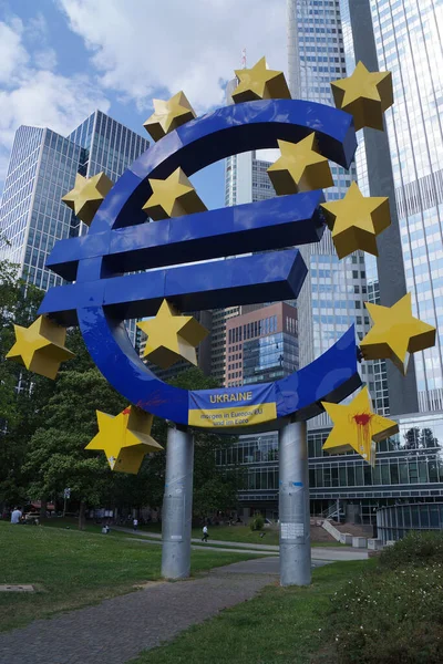 Des Militants Ont Placé Une Bannière Sur Monument Euro Francfort — Photo