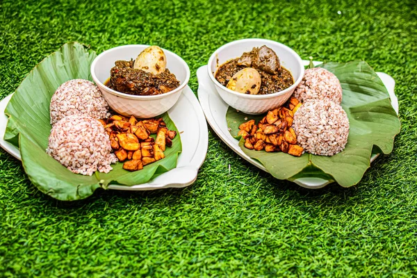 背景に草のある2枚の伝統的な食品のクローズアップ — ストック写真