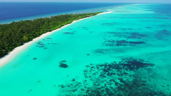Vzdušný Pohled Ostrov Obklopený Smaragdovou Vodou Maledivách — Stock fotografie