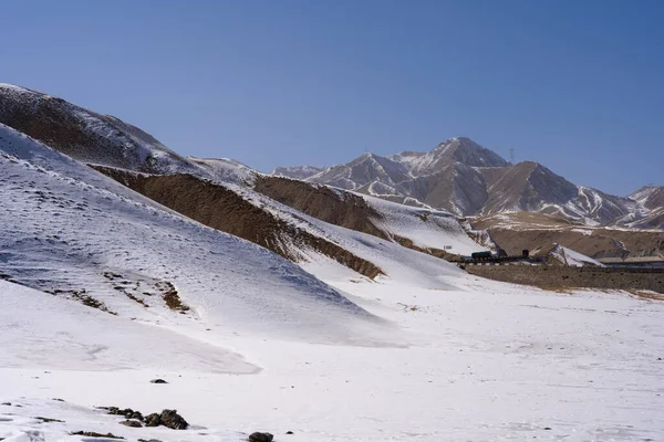 산들이 눈덮인 아름다운 — 스톡 사진