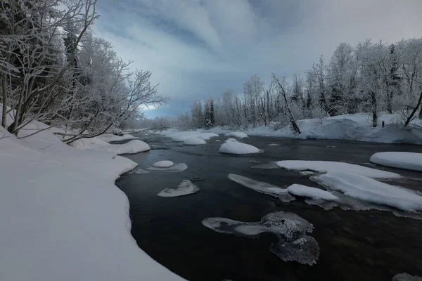 Una Vista Escalofriante Río Congelado Bosque Invernal Bajo Cielo Nublado —  Fotos de Stock