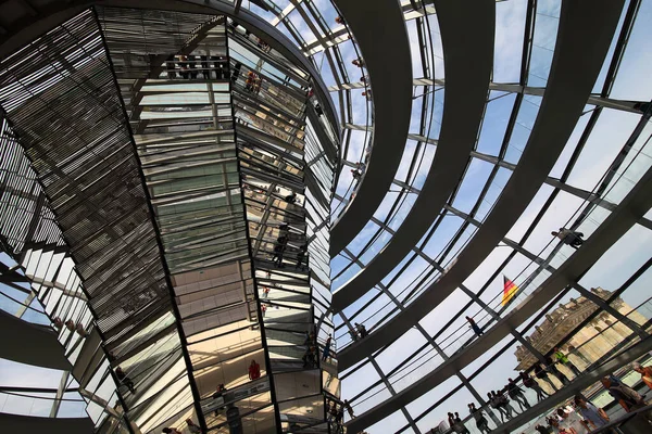 Plano Ángulo Bajo Cúpula Cristal Del Edificio Del Reichstag Alemán — Foto de Stock