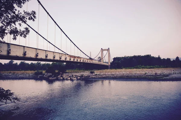 Puente Sobre Río Sobre Fondo Árboles Verdes Orilla — Foto de Stock
