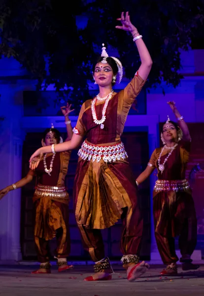 プシュカル キャメル フェアでインドの古典舞踊を披露するインドの女性芸術家の垂直像 — ストック写真