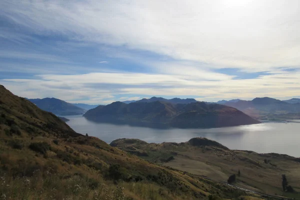 ニュージーランドのワナカにある岩場の丘に囲まれた湖の景色 — ストック写真
