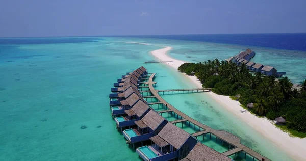 Veduta Volo Uccello Dei Bungalow Tradizionali Mezzo All Oceano Azzurro — Foto Stock