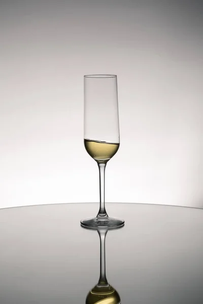 Verre Vin Blanc Avec Réflexion Sur Table — Photo